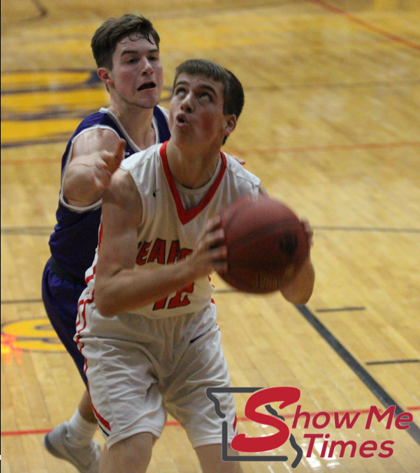 Dexter Shoots Past Holcomb in Game 2 of the Bloomfield Christmas Tournament