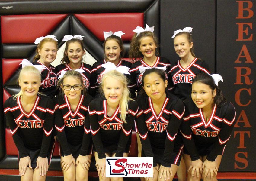 2017 8th Grade Cheerleaders Support Their Bearcats